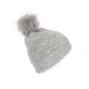 Model KNITTED BOBBLE BEANIE IN RECYCLED YARN KP555